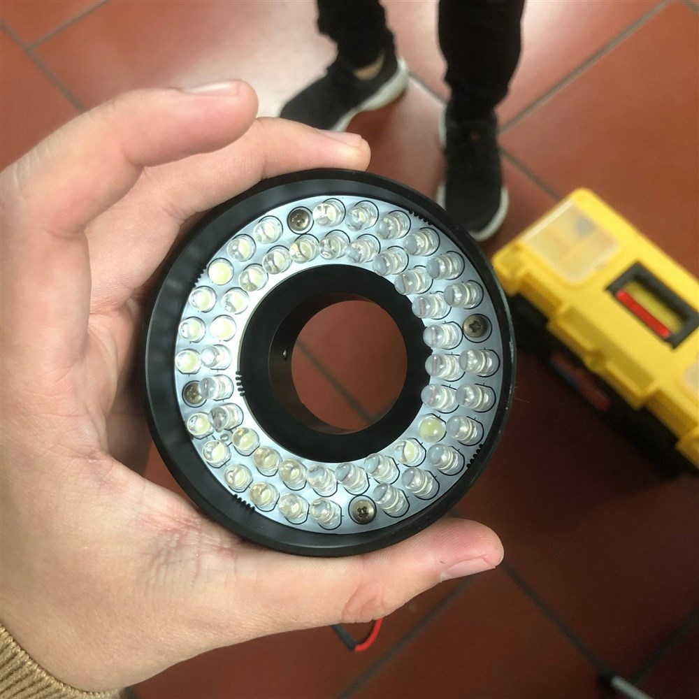 维修和更换二维测量机的 LED 灯